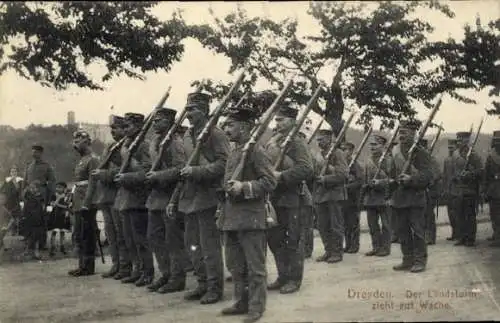 Ak Dresden, Der Landsturm zieht auf Wache, Soldaten in Uniform