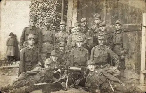 Foto Ak Soldaten in Uniformen, Maschinengewehr