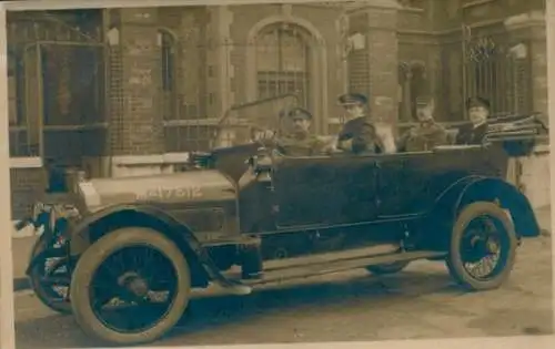 Foto Ak Automobil M 17812, Soldaten