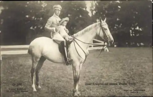 Ak Kronprinz Wilhelm von Preußen mit seinem ältesten Sohn, Pferd