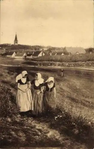 Ak Zeeland, Frauen in niederländischer Trachten, Blick auf den Ort, Wohnhäuser