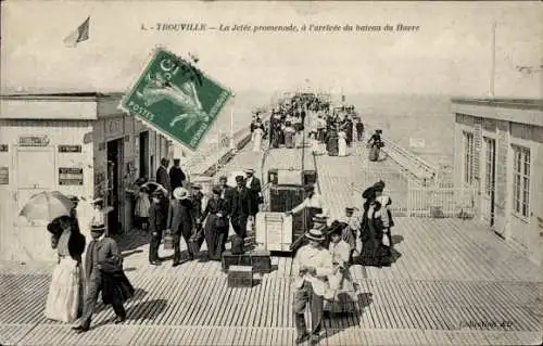 Ak Trouville Calvados, La Jetée promenade, à l'arrivée du bateau du Havre