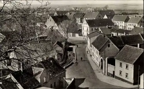 Ak Altenweddingen in Sachsen Anhalt, Straßenszene mit Blick auf die Kirche von Altenweddingen