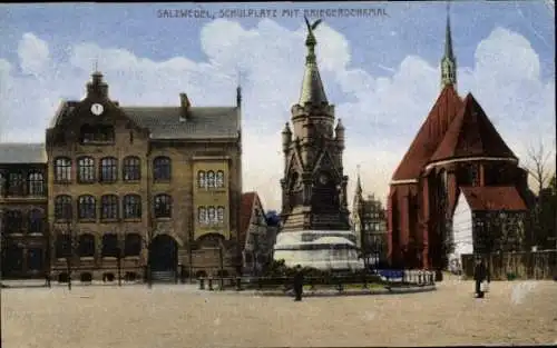 Ak Salzwedel in der Altmark, Schulplatz mit Kriegerdenkmal, Personen sind zu sehen