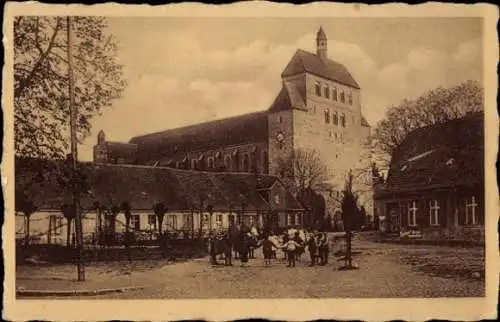 Ak Havelberg in Sachsen Anhalt, Kaiser-Otto-Platz mit Dom, Personen