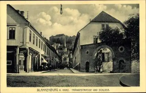 Ak Blankenburg am Harz, Burg Regenstein, Straßenszene mit Fachwerkhäusern, Straßenlaterne, zwe...