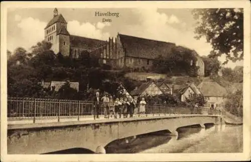 Ak Havelberg in Sachsen Anhalt,  Dom, schwarz-weiß Foto einer Stadtansicht mit Dom, Personen s...