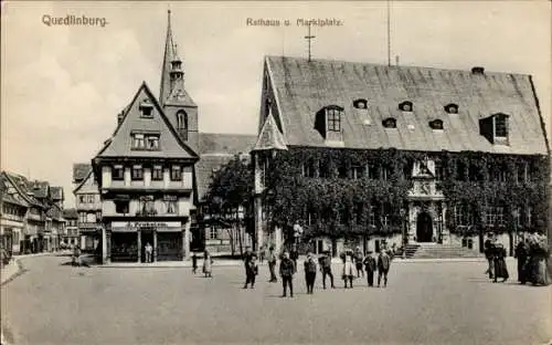 Ak Quedlinburg im Harz, Partie am Rathaus und Marktplatz