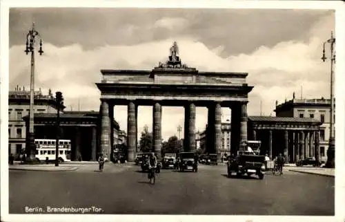 Foto Ak Berlin, Brandenburger Tor, Verkehr