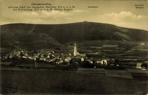 Ak Oberwiesenthal im Erzgebirge, Totalansicht mit Fichtelberg, Sporthotel, Leipziger Skihütte