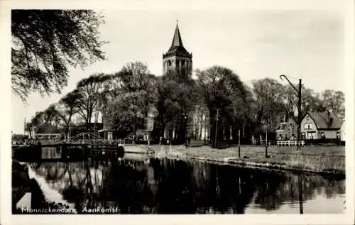 Ak Monnikendam Waterland Nordholland Niederlande, Flusspartie, Kirchturm, Ankunft