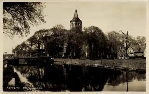 Ak Monnikendam Waterland Nordholland Niederlande, Flusspartie, Kirchturm, Ankunft