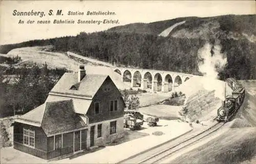 Ak Bettelhecken Sonneberg in Thüringen, Bahnhof, Gleisseite, Dampflok, Eisenbahnviadukt