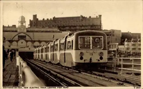 Ak Southend on Sea Essex England, neuer elektrischer Zug auf dem Pier