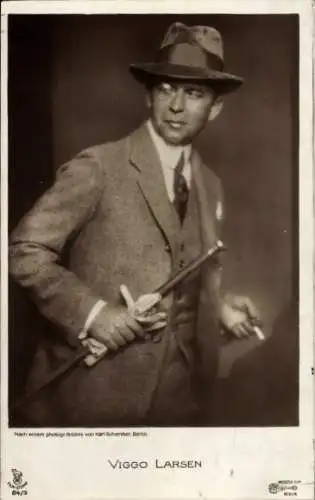 Ak Schauspieler Viggo Larsen, Portrait mit Zigarette Ross 84/3