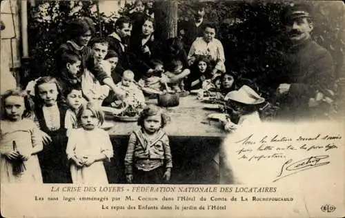 Ak La Rochefoucauld Charente, Obdachlose Kinder bei der Speisung im Hotel du Comte