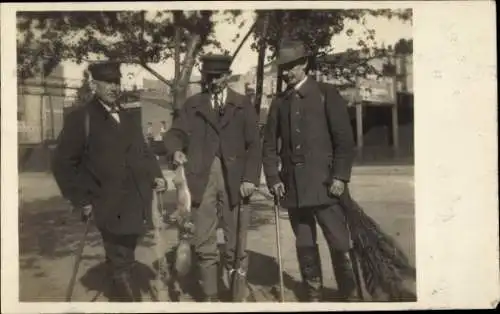 Foto Ak Jäger, Gruppenbild, Kaninchenjagd 1920