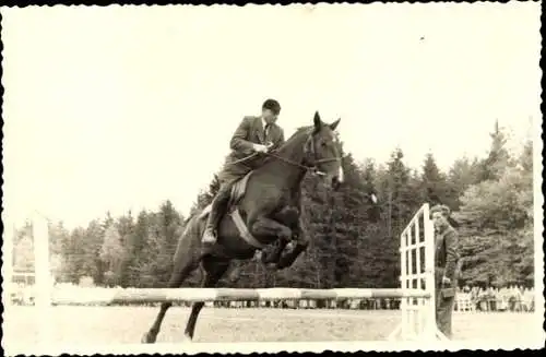 Foto Springreiten, Mann zu Pferde, Hürdensprung