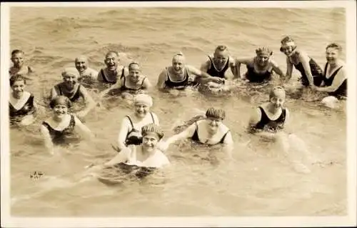 Foto Ak Menschen im Wasser, Bademode, Badeanzüge