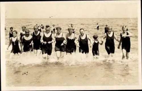 Foto Ak Menschen im Wasser, Bademode, Badeanzüge