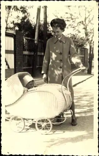 Foto Ak Frau mit Baby im Kinderwagen, Spaziergang