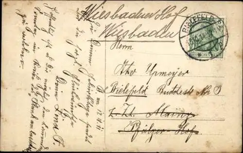 Ak Zwei Kinder auf einem Flugzeug sitzend, das mit Rosen geschmückt ist. ...