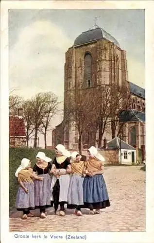 Ak Veere Zeeland, Groote kerk, Mädchen in Trachten, Kirche