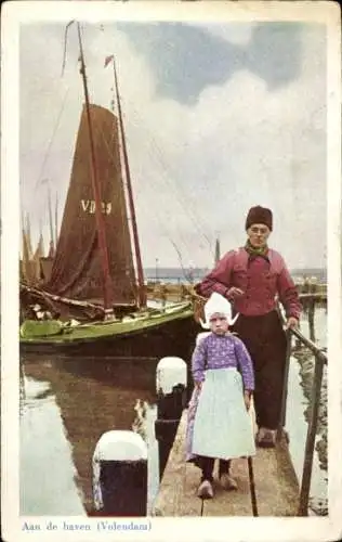 Ak Volendam Nordholland, Aan de haven, Hafenpartie, Vater und Tochter