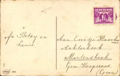 Künstler Ak Mädchen macht sich hübsch, Rauchender Junge, Hund, Blumen, Amag 0295