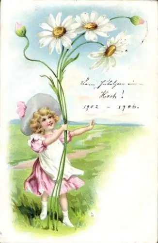 Präge Ak Kleines Mädchen mit Margeriten, Feldblumen, Kitsch