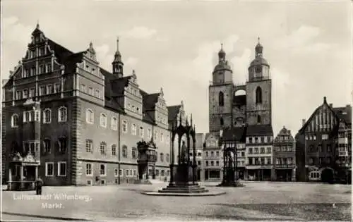 Ak Lutherstadt Wittenberg, Rathaus, Marktbrunnen, Stadtkirche St. Marien