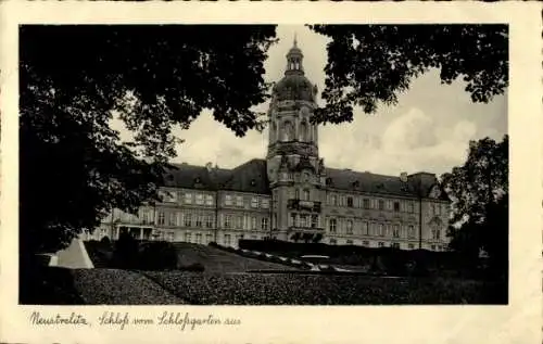 Ak Neustrelitz in Mecklenburg,  Schloss vom Schlossgarten aus