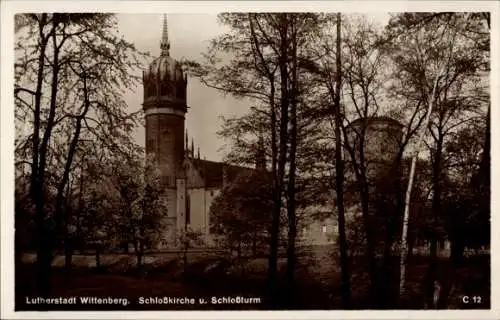 Ak Lutherstadt Wittenberg, Die Postkarte zeigt die Schlosskirche und den Schlossturm in Luther...