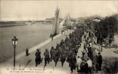 Ak Trouville Calvados, Französische Truppen marschieren zum Manöver