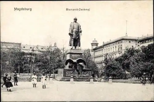 Ak Magdeburg in Sachsen Anhalt, Kinder am Bismarck Denkmal, Platz