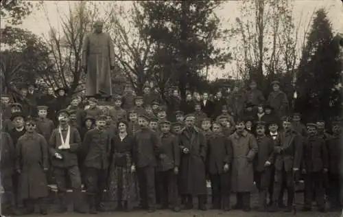 Foto Ak Bad Wörishofen, Soldaten am Kneipp Denkmal