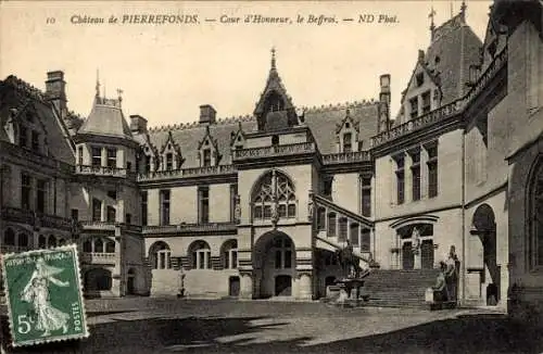 Ak Pierrefonds Oise, Schloss, Ehrenhof, Glockenturm