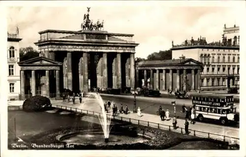 Ak Berlin, Brandenburger Tor, Springbrunnen, Stadtbus, Werbung Berlin raucht Juno