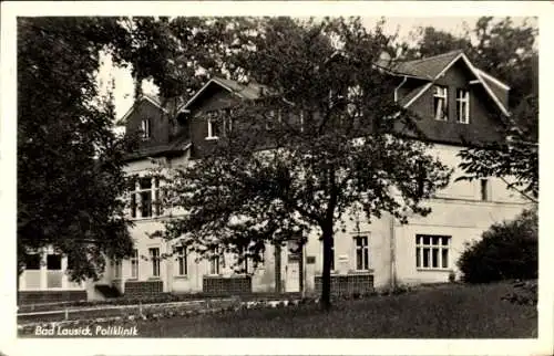 Ak Bad Lausick in Sachsen, Partie an der Poliklinik, Gartenanlage