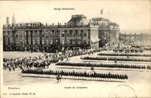 Ak Potsdam in Brandenburg, Königliches Stadtschloss, Parade im Lustgarten