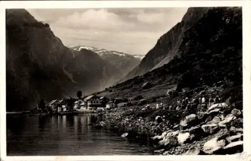 Ak Gudvangen Norwegen, Ufer, Berge, Häuser