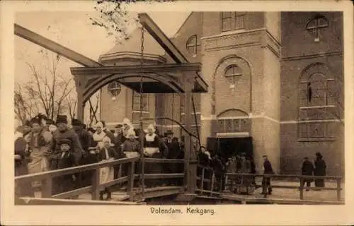 Ak Volendam Nordholland Niederlande, Kerkgang