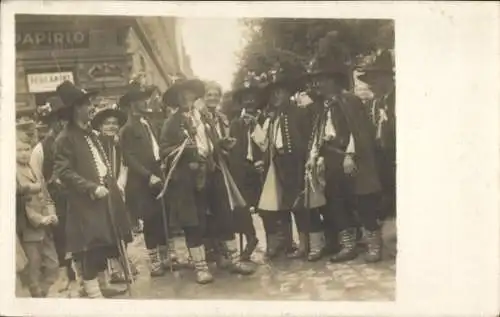 Foto Ak Hutisko Region Zlin, Männer in historischen Kostümen