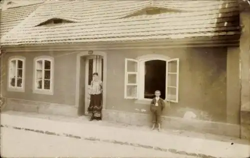 Foto Ak Praha Prag Tschechien, Kinder am Haus stehend