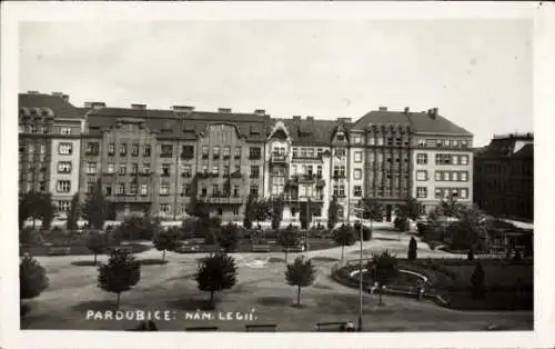 Foto Ak Pardubice Pardubitz Stadt, Parkanlage, Häuserreihe