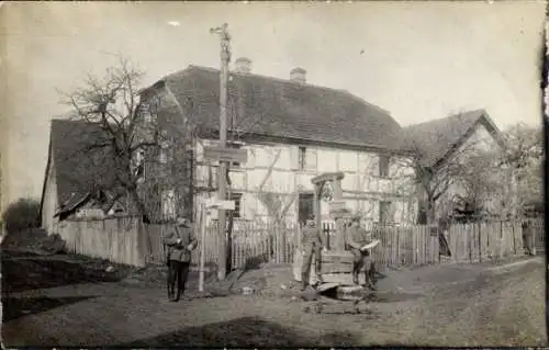 Foto Ak Heimsbrunn Elsass Haut Rhin, Kommandantur, Soldaten