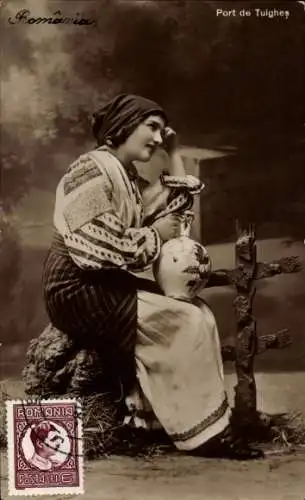 Ak Tulgheș Rumänien, Frau in Tracht, Krug
