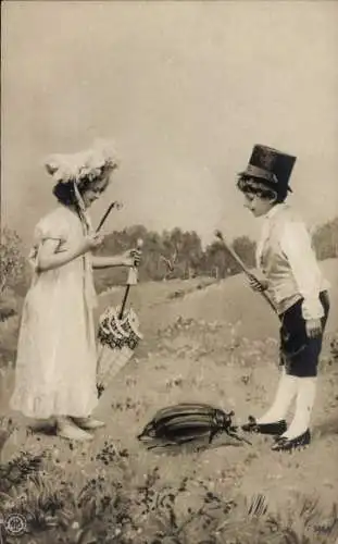 Fotomontage Ak Kinderportrait, Mädchen und Junge auf der Wiese beobachten einen Käfer