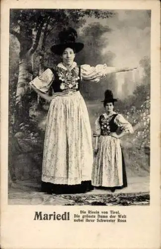 Ak Mariedl, die Riesin von Tirol, größte Dame der Welt mit ihrer Schwester Rosa