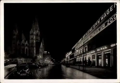 Ak Berlin Charlottenburg, Budapester Straße bei Nacht, Kaiser Wilhelm Gedächtnis Kirche, Cafe am Zoo